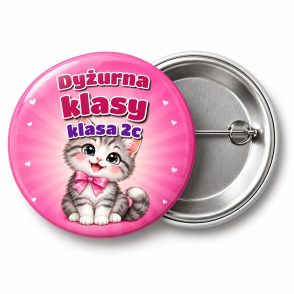 Przypinka Dyżurna Klasy z Kotkiem: przypinka dla dyżurnego z napisem Dyżurna klasy oraz polem klasa (np. klasa 2c) – przód i aluminiowy tył z agrafką