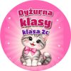 Wzór: Przypinka Dyżurna Klasy z Kotkiem – napis Dyżurna klasy i pole klasa na kolorowej grafice