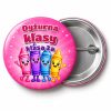 Przypinka Dyżurna Klasy z Kredkami: przypinka dla dyżurnego z napisem Dyżurna klasy oraz polem klasa (np. klasa 2a) – przód i aluminiowy tył z agrafką