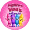 Wzór: Przypinka Dyżurna Klasy z Kredkami – napis Dyżurna klasy i pole klasa na kolorowej grafice