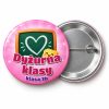 Przypinka Dyżurna Klasy z Tablicą: przypinka dla dyżurnego z napisem Dyżurna klasy oraz polem klasa (np. klasa 3b) – przód i aluminiowy tył z agrafką
