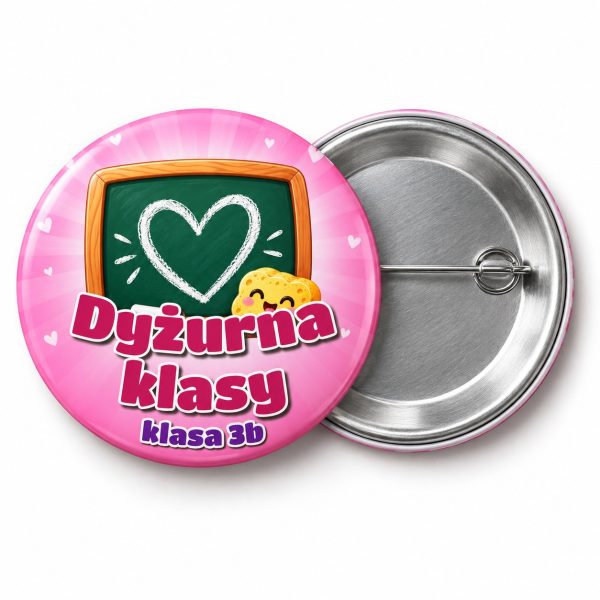 Przypinka Dyżurna Klasy z Tablicą: przypinka dla dyżurnego z napisem Dyżurna klasy oraz polem klasa (np. klasa 3b) – przód i aluminiowy tył z agrafką
