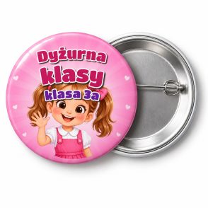 Przypinka Dyżurna Klasy z Uczennicą: przypinka dla dyżurnego z napisem Dyżurna klasy oraz polem klasa (np. klasa 3a) – przód i aluminiowy tył z agrafką