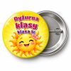 Przypinka Dyżurna Klasy ze Słoneczkiem: przypinka dla dyżurnego z napisem Dyżurna klasy oraz polem klasa (np. klasa 1c) – przód i aluminiowy tył z agrafką