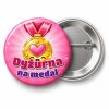 Przypinka Dyżurna na Medal Różowa Wstążka: przypinka dla dyżurnego z napisem Dyżurna na medal – przód i aluminiowy tył z agrafką