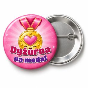 Przypinka Dyżurna na Medal Różowa Wstążka: przypinka dla dyżurnego z napisem Dyżurna na medal – przód i aluminiowy tył z agrafką