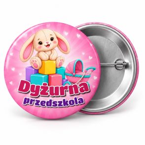 Przypinka Dyżurna Przedszkola Klocki: przypinka dla dyżurnego z napisem Dyżurna przedszkola – przód i aluminiowy tył z agrafką