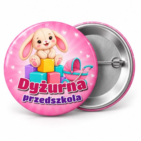 Przypinka Dyżurna Przedszkola Klocki: przypinka dla dyżurnego z napisem Dyżurna przedszkola – przód i aluminiowy tył z agrafką