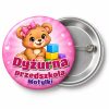 Przypinka Dyżurna Przedszkola z Misiem: przypinka dla dyżurnego z napisem Dyżurna przedszkola oraz polem grupa (np. Motylki) – przód i aluminiowy tył z agrafką