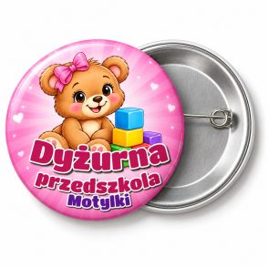 Przypinka Dyżurna Przedszkola z Misiem: przypinka dla dyżurnego z napisem Dyżurna przedszkola oraz polem grupa (np. Motylki) – przód i aluminiowy tył z agrafką