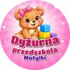 Wzór: Przypinka Dyżurna Przedszkola z Misiem – napis Dyżurna przedszkola i pole grupa na kolorowej grafice