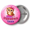 Przypinka Dyżurna Sowa na Książkach: przypinka dla dyżurnego z napisem Dyżurna oraz polem imię (np. Lena) – przód i aluminiowy tył z agrafką