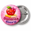 Przypinka Dyżurna z Jabłkiem: przypinka dla dyżurnego z napisem Dyżurna oraz polem klasa (np. klasa 1a) – przód i aluminiowy tył z agrafką