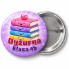 Przypinka Dyżurna z Książkami: przypinka dla dyżurnego z napisem Dyżurna oraz polem klasa (np. klasa 4b) – przód i aluminiowy tył z agrafką