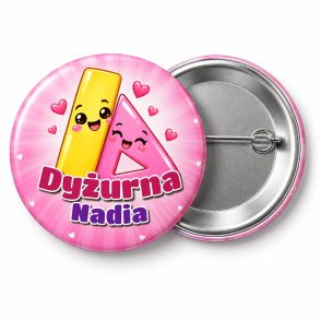 Przypinka Dyżurna z Linijką: przypinka dla dyżurnego z napisem Dyżurna oraz polem imię (np. Nadia) – przód i aluminiowy tył z agrafką