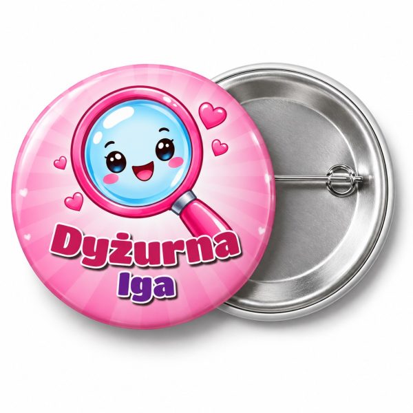 Przypinka Dyżurna z Lupą: przypinka dla dyżurnego z napisem Dyżurna oraz polem imię (np. Iga) – przód i aluminiowy tył z agrafką