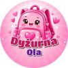 Wzór: Przypinka Dyżurna z Plecakiem – napis Dyżurna i pole imię na kolorowej grafice