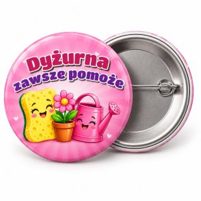 Przypinka Dyżurna Zawsze Pomoże: przypinka dla dyżurnego z napisem Dyżurna zawsze pomoże – przód i aluminiowy tył z agrafką