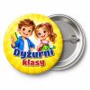 Przypinka Dyżurni Klasy Dzieci: przypinka dla dyżurnego z napisem Dyżurni klasy – przód i aluminiowy tył z agrafką