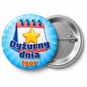 Przypinka Dyżurny Dnia z Kalendarzem: przypinka dla dyżurnego z napisem Dyżurny dnia oraz polem imię (np. Igor) – przód i aluminiowy tył z agrafką