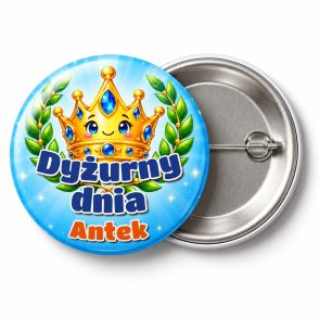 Przypinka Dyżurny Dnia z Koroną: przypinka dla dyżurnego z napisem Dyżurny dnia oraz polem imię (np. Antek) – przód i aluminiowy tył z agrafką