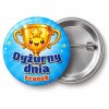 Przypinka Dyżurny Dnia z Pucharem: przypinka dla dyżurnego z napisem Dyżurny dnia oraz polem imię (np. Franek) – przód i aluminiowy tył z agrafką