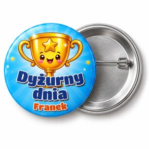 Przypinka Dyżurny Dnia z Pucharem: przypinka dla dyżurnego z napisem Dyżurny dnia oraz polem imię (np. Franek) – przód i aluminiowy tył z agrafką