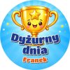 Wzór: Przypinka Dyżurny Dnia z Pucharem – napis Dyżurny dnia i pole imię na kolorowej grafice