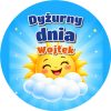Wzór: Przypinka Dyżurny Dnia ze Słońcem – napis Dyżurny dnia i pole imię na kolorowej grafice