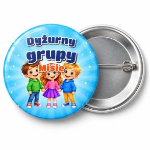 Przypinka Dyżurny Grupy z Dziećmi: przypinka dla dyżurnego z napisem Dyżurny grupy oraz polem grupa (np. Misie) – przód i aluminiowy tył z agrafką