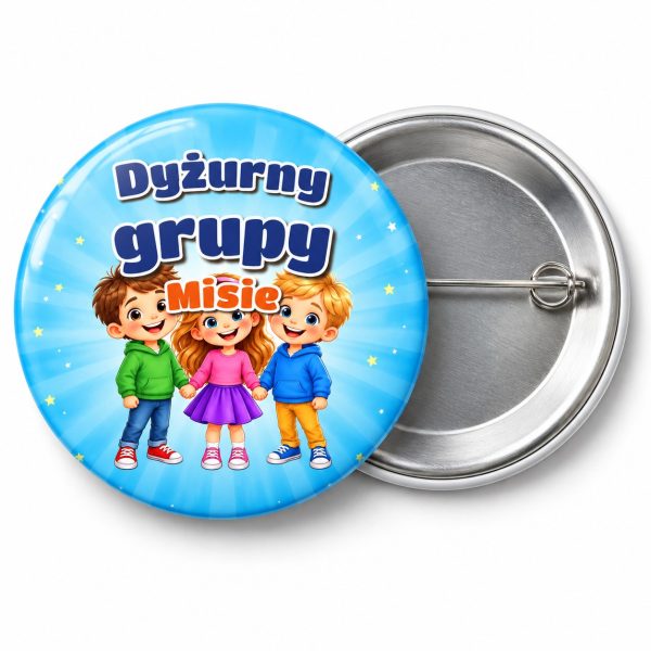 Przypinka Dyżurny Grupy z Dziećmi: przypinka dla dyżurnego z napisem Dyżurny grupy oraz polem grupa (np. Misie) – przód i aluminiowy tył z agrafką