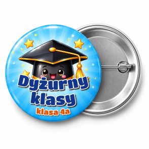 Przypinka Dyżurny Klasy z Biretem: przypinka dla dyżurnego z napisem Dyżurny klasy oraz polem klasa (np. klasa 4a) – przód i aluminiowy tył z agrafką