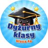 Wzór: Przypinka Dyżurny Klasy z Biretem – napis Dyżurny klasy i pole klasa na kolorowej grafice
