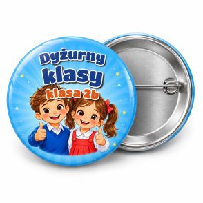 Przypinka Dyżurny Klasy z Dziećmi: przypinka dla dyżurnego z napisem Dyżurny klasy oraz polem klasa (np. klasa 2b) – przód i aluminiowy tył z agrafką