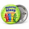 Przypinka Dyżurny Klasy z Kredkami: przypinka dla dyżurnego z napisem Dyżurny klasy oraz polem klasa (np. klasa 2a) – przód i aluminiowy tył z agrafką
