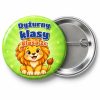 Przypinka Dyżurny Klasy z Lwem: przypinka dla dyżurnego z napisem Dyżurny klasy oraz polem klasa (np. klasa 2c) – przód i aluminiowy tył z agrafką