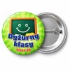 Przypinka Dyżurny Klasy z Tablicą: przypinka dla dyżurnego z napisem Dyżurny klasy oraz polem klasa (np. klasa 3b) – przód i aluminiowy tył z agrafką