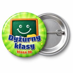 Przypinka Dyżurny Klasy z Tablicą: przypinka dla dyżurnego z napisem Dyżurny klasy oraz polem klasa (np. klasa 3b) – przód i aluminiowy tył z agrafką