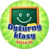 Wzór: Przypinka Dyżurny Klasy z Tablicą – napis Dyżurny klasy i pole klasa na kolorowej grafice