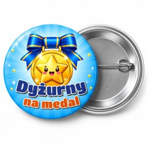 Przypinka Dyżurny na Medal Niebieska Wstążka: przypinka dla dyżurnego z napisem Dyżurny na medal – przód i aluminiowy tył z agrafką