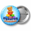 Przypinka Dyżurny Przedszkola Klocki: przypinka dla dyżurnego z napisem Dyżurny przedszkola – przód i aluminiowy tył z agrafką