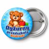 Przypinka Dyżurny Przedszkola z Misiem: przypinka dla dyżurnego z napisem Dyżurny przedszkola oraz polem grupa (np. Biedronki) – przód i aluminiowy tył z agrafką