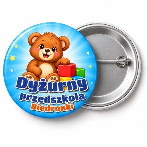 Przypinka Dyżurny Przedszkola z Misiem: przypinka dla dyżurnego z napisem Dyżurny przedszkola oraz polem grupa (np. Biedronki) – przód i aluminiowy tył z agrafką