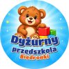 Wzór: Przypinka Dyżurny Przedszkola z Misiem – napis Dyżurny przedszkola i pole grupa na kolorowej grafice