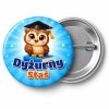 Przypinka Dyżurny Sowa na Książkach: przypinka dla dyżurnego z napisem Dyżurny oraz polem imię (np. Staś) – przód i aluminiowy tył z agrafką