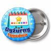 Przypinka Dyżurny Tygodnia Kalendarz: przypinka dla dyżurnego z napisem Dyżurny tygodnia – przód i aluminiowy tył z agrafką