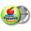 Przypinka Dyżurny z Jabłkiem: przypinka dla dyżurnego z napisem Dyżurny oraz polem klasa (np. klasa 1a) – przód i aluminiowy tył z agrafką