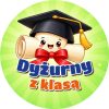 Wzór: Przypinka Dyżurny z Klasą Biret – kolorowa grafika z napisem Dyżurny z klasą