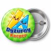 Przypinka Dyżurny z Linijką: przypinka dla dyżurnego z napisem Dyżurny oraz polem imię (np. Kacper) – przód i aluminiowy tył z agrafką