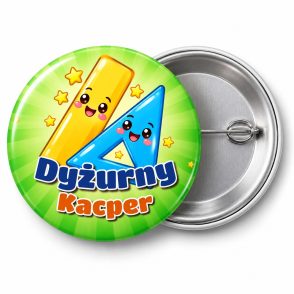 Przypinka Dyżurny z Linijką: przypinka dla dyżurnego z napisem Dyżurny oraz polem imię (np. Kacper) – przód i aluminiowy tył z agrafką